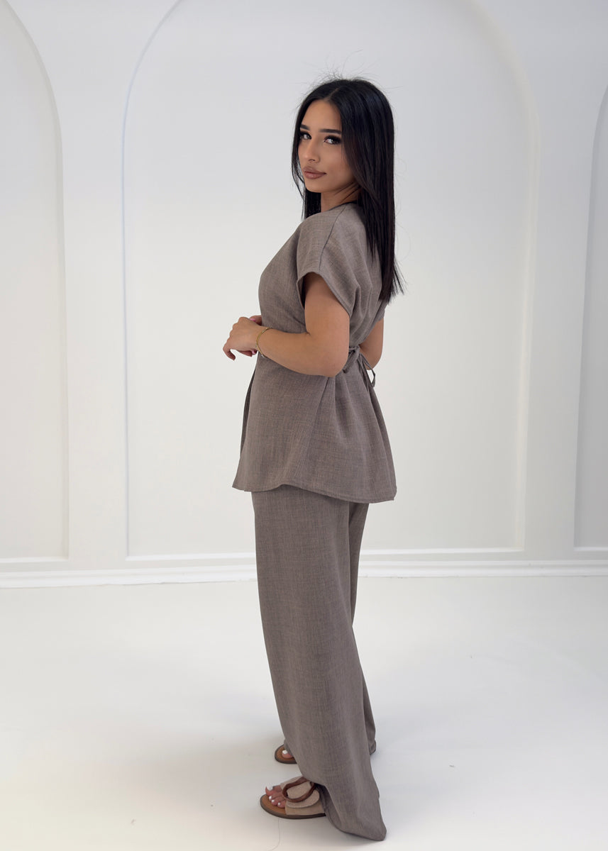 Damen Zweiteiler mit Bindebluse und weiter Hose – elegantes Outfit von NAHA für Alltag und Freizeit