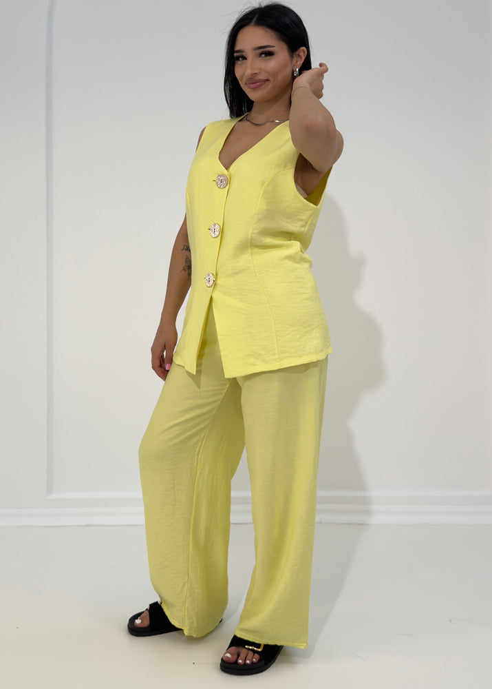 Ärmelloser Zweiteiler mit goldenen Knöpfen