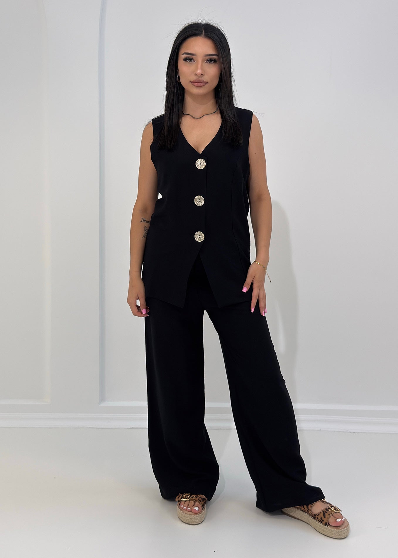 Ärmelloser Zweiteiler mit goldenen Knöpfen