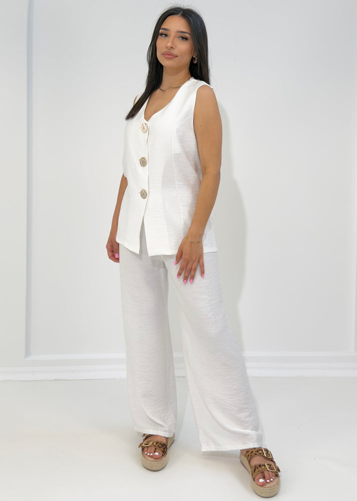 Ärmelloser Zweiteiler mit goldenen Knöpfen