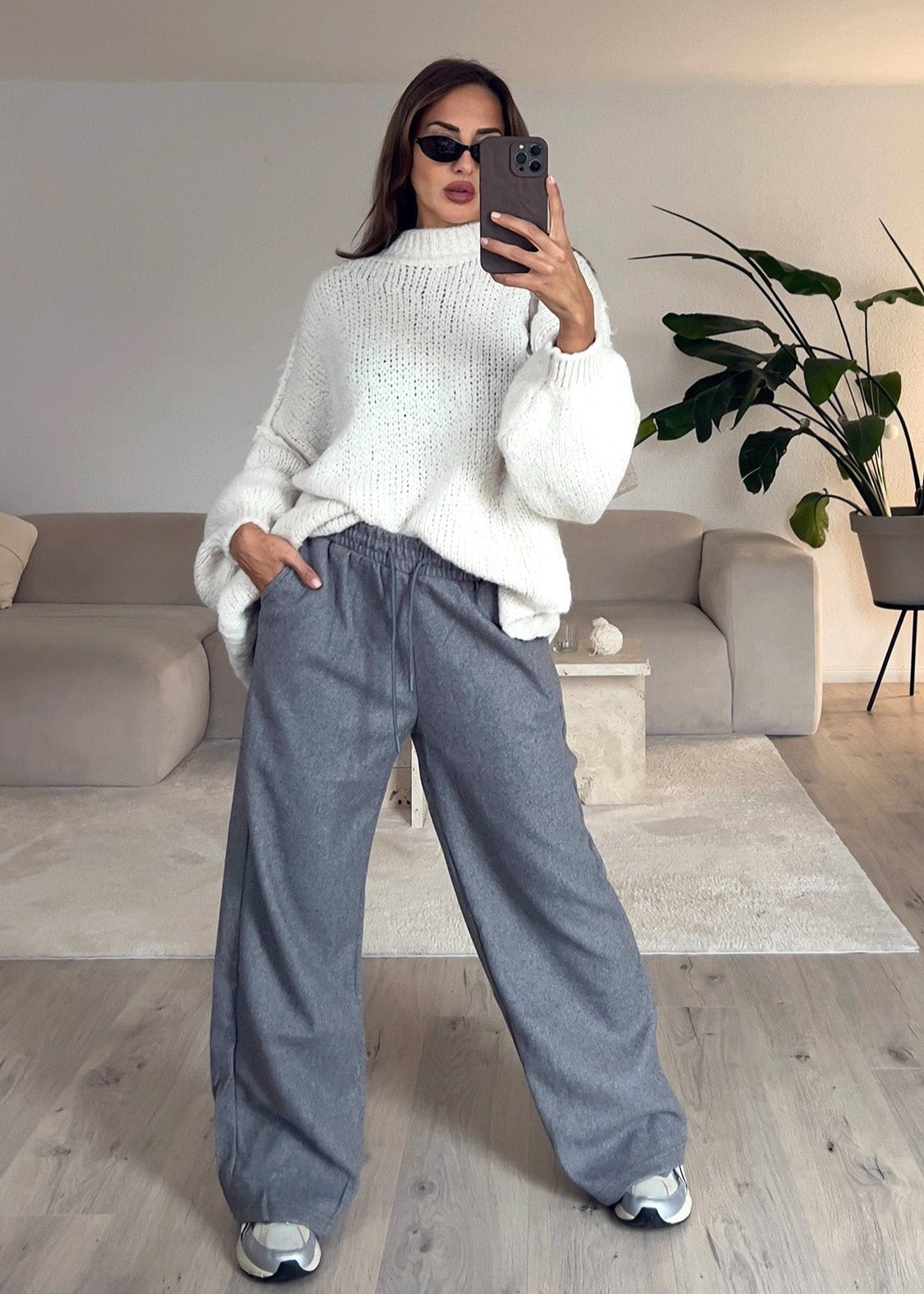 Frau trägt graue Straight Sweat Pants mit elastischem Bund – bequemer Alltagslook von NAHA