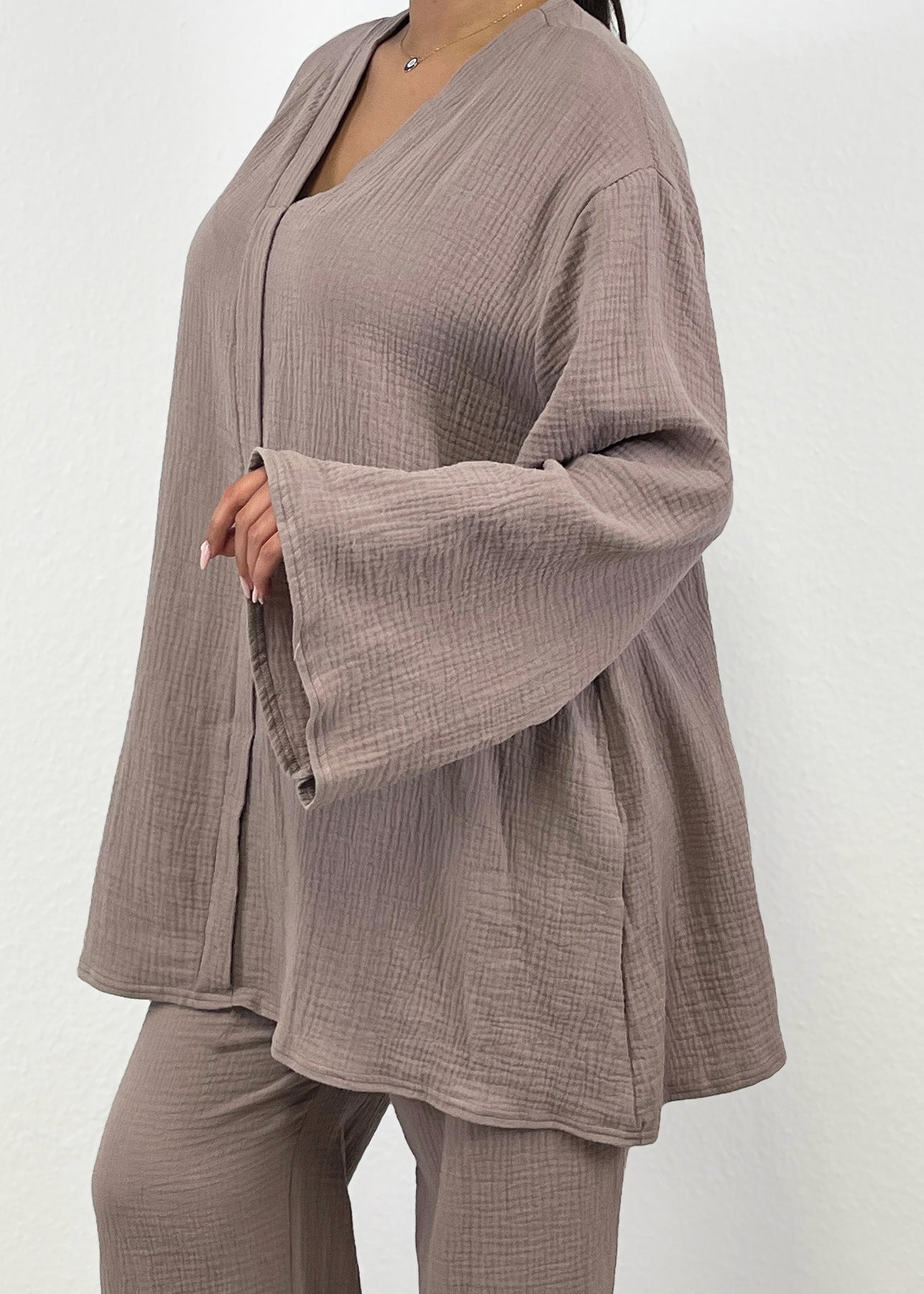 Nahaufnahme des Musselin-Stoffs in Taupe – weiche Struktur aus 100 % Baumwolle sichtbar