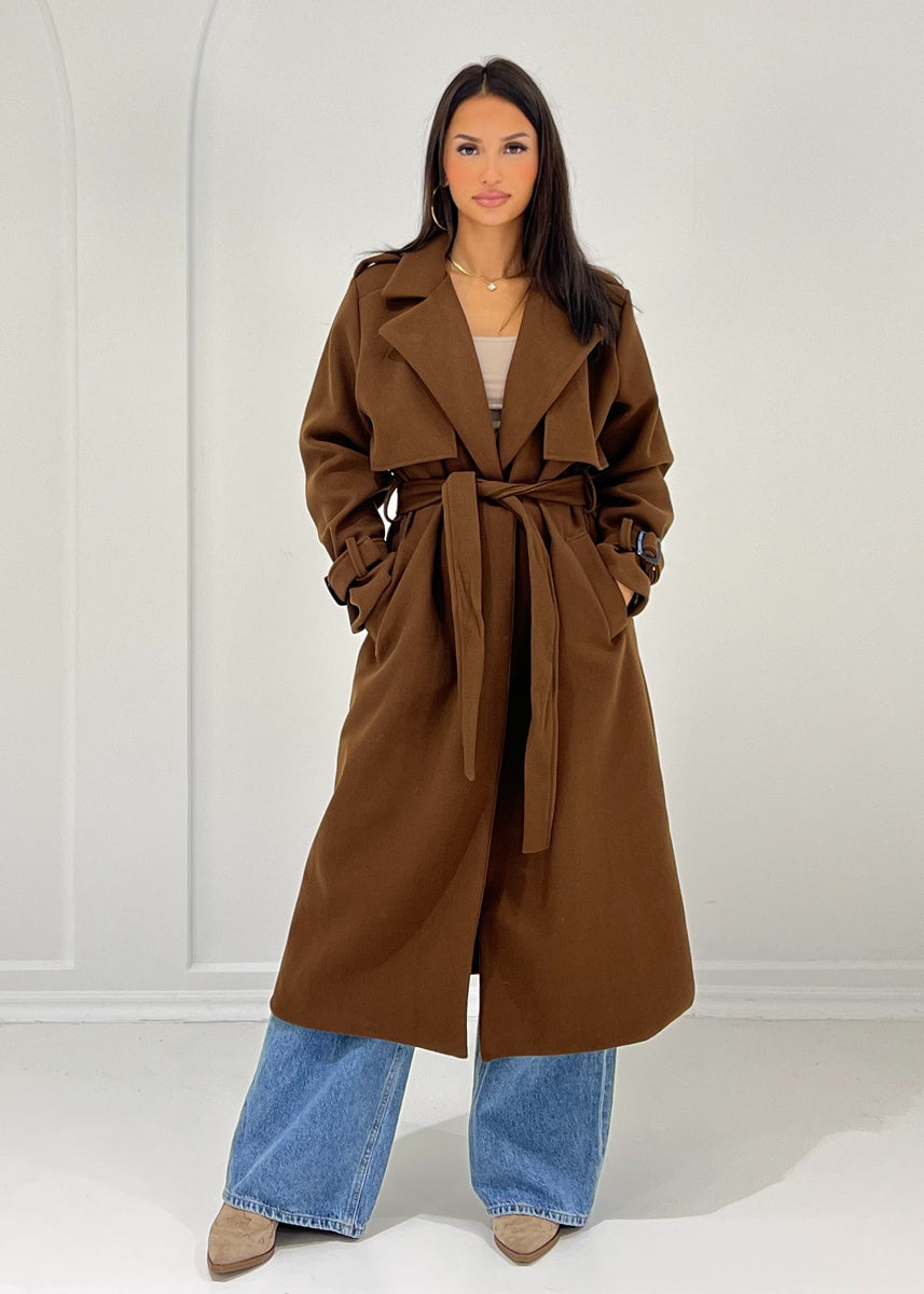 Langer Trenchcoat mit Bindegürtel