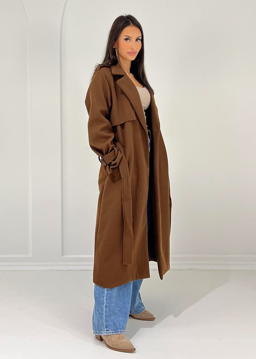 Langer Trenchcoat mit Bindegürtel