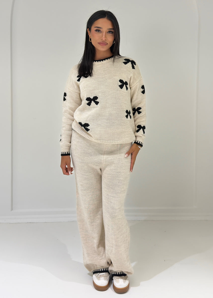 Strick Zweiteiler mit Schleifenmuster