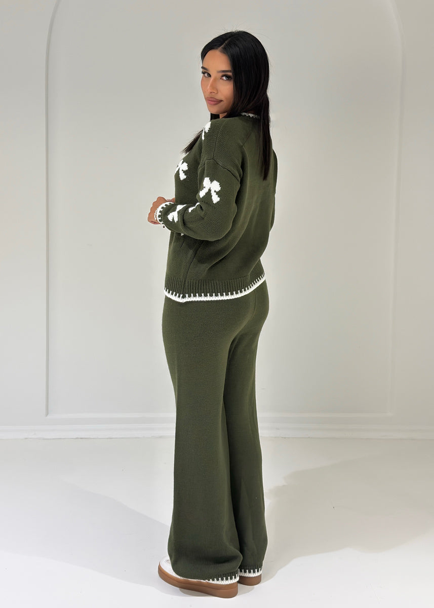 Strick Zweiteiler mit Schleifenmuster