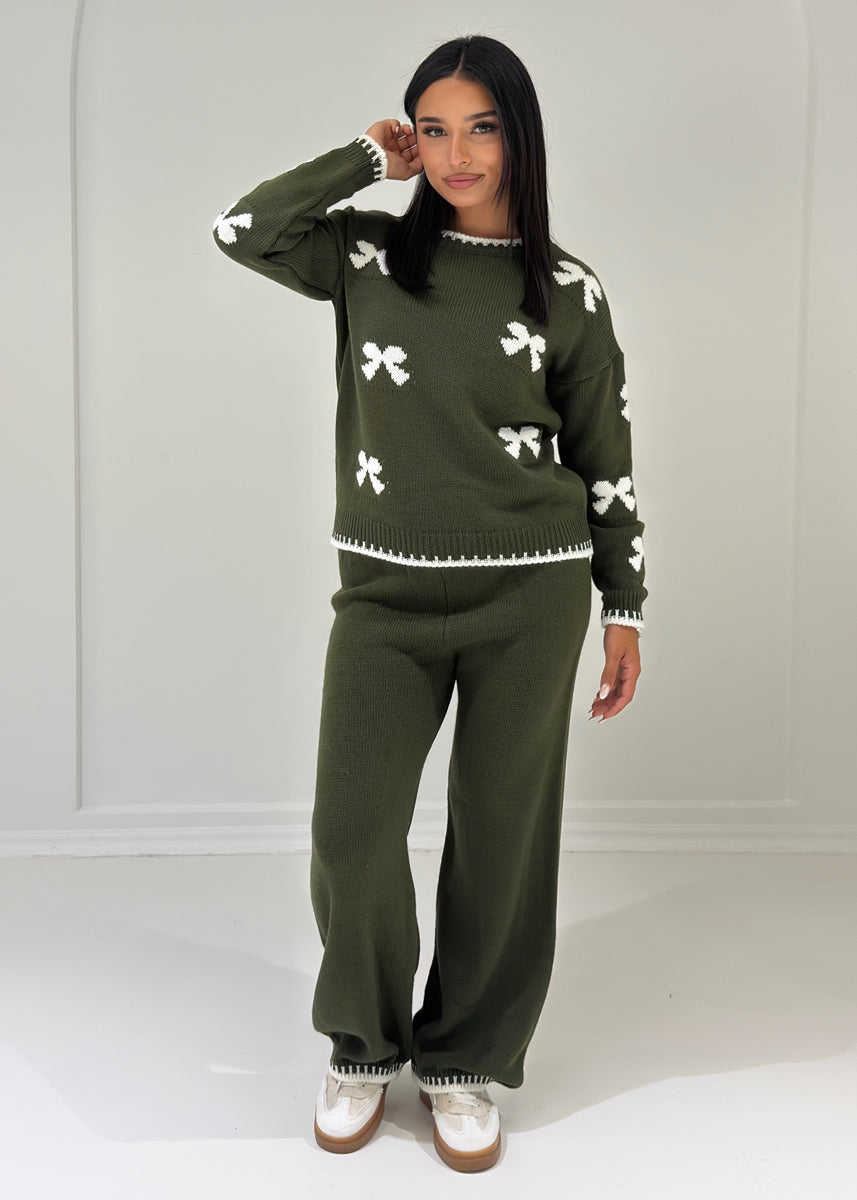 Strick Zweiteiler mit Schleifenmuster