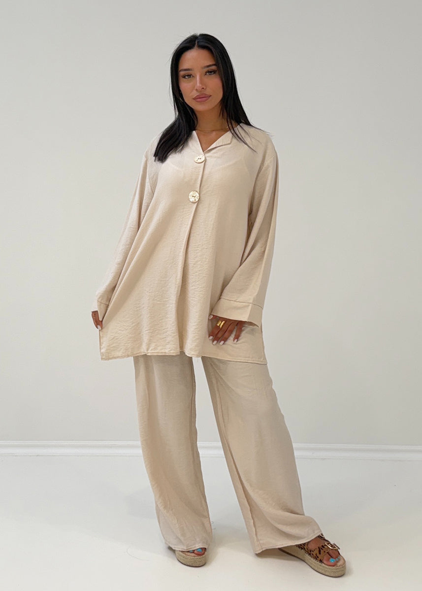 Zweiteiler mit Zierknöpfen