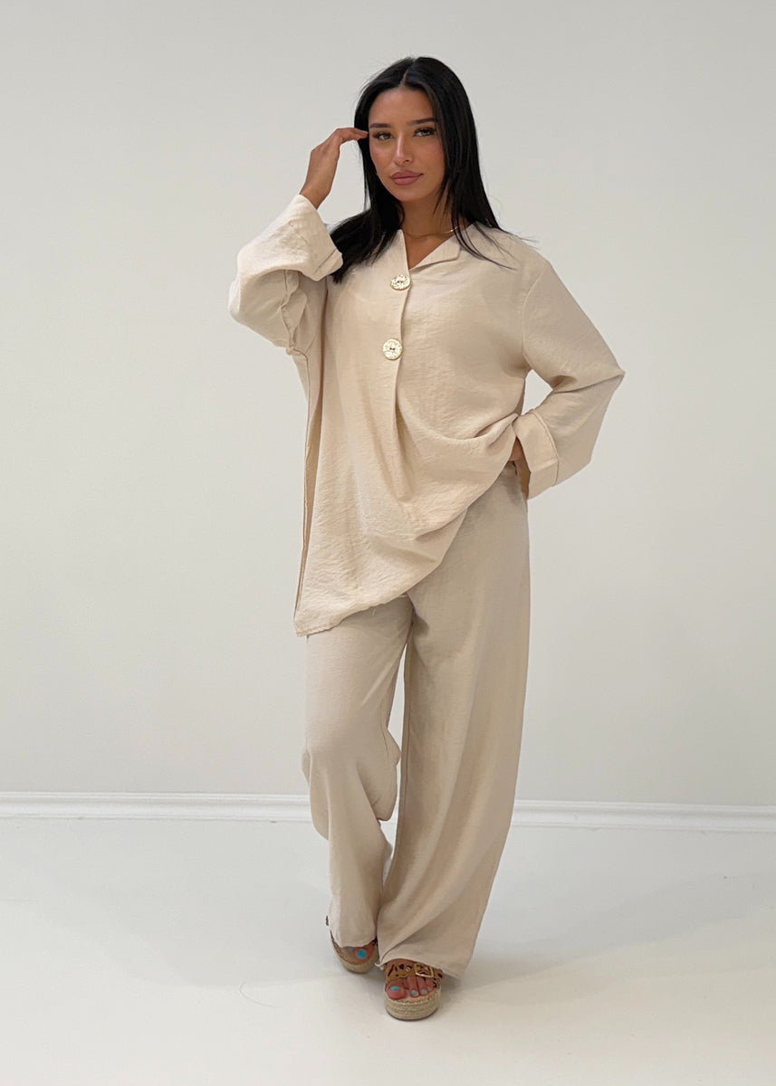 Zweiteiler mit Zierknöpfen