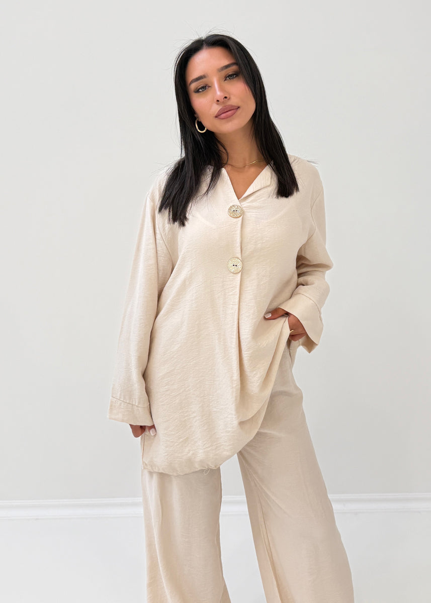 Zweiteiler mit Zierknöpfen