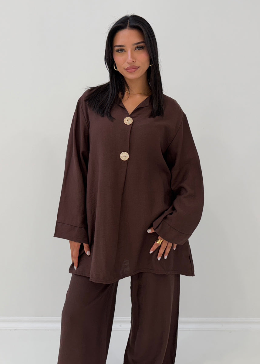 Zweiteiler mit Zierknöpfen