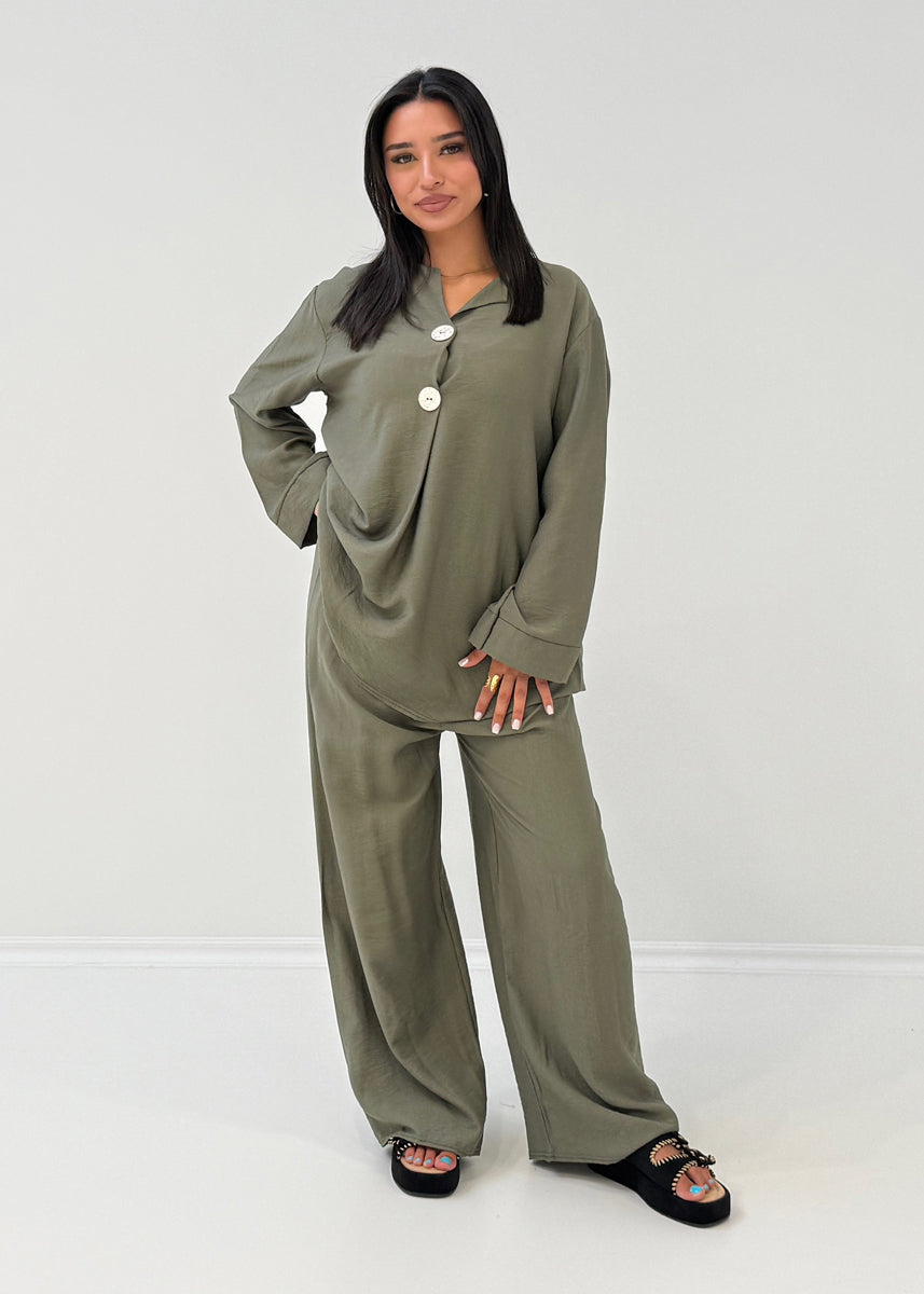 Zweiteiler mit Zierknöpfen