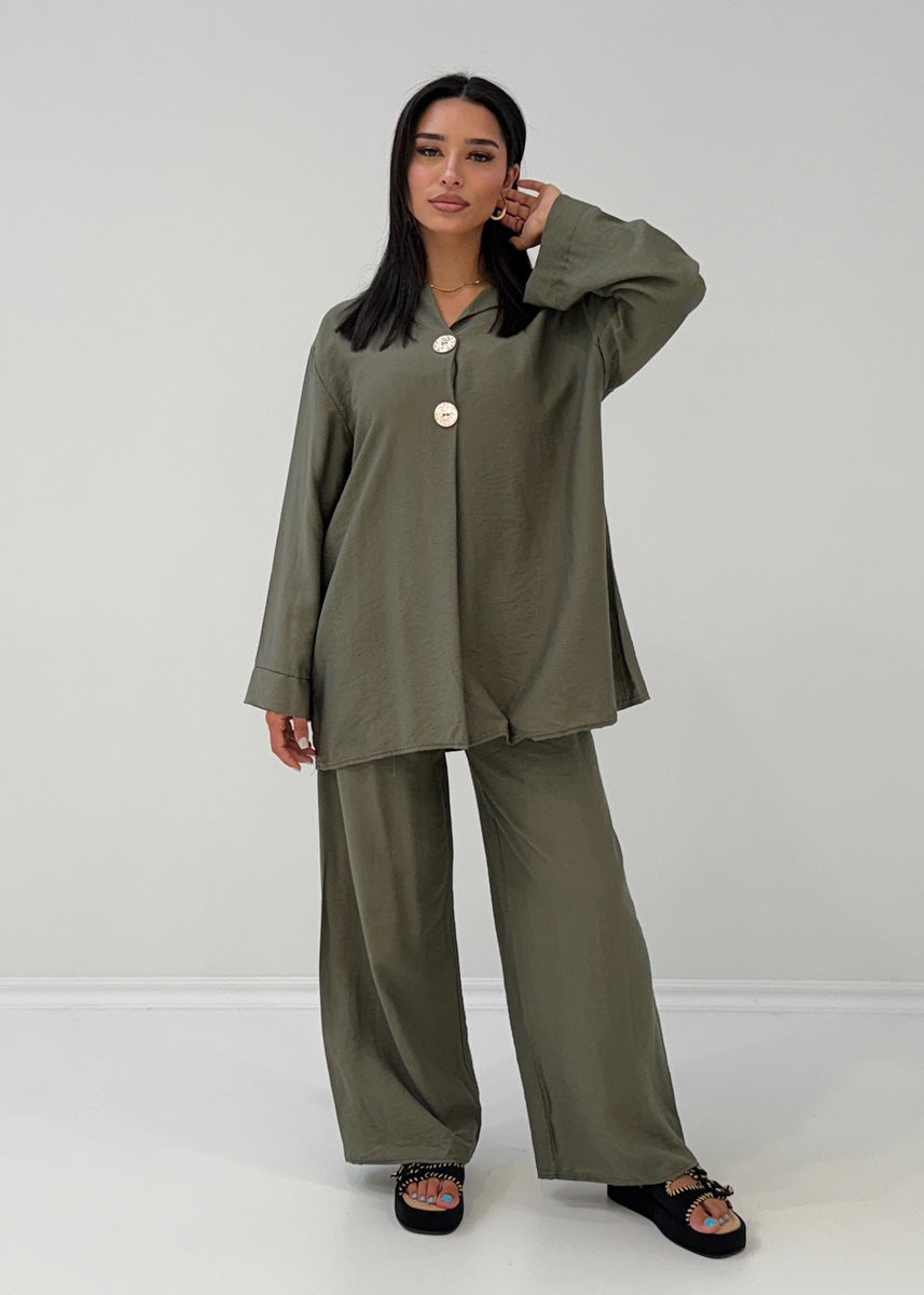 Zweiteiler mit Zierknöpfen