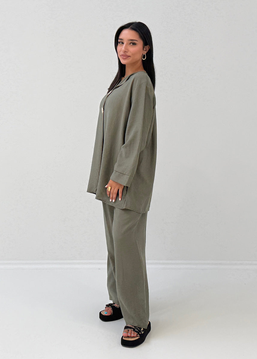 Zweiteiler mit Zierknöpfen