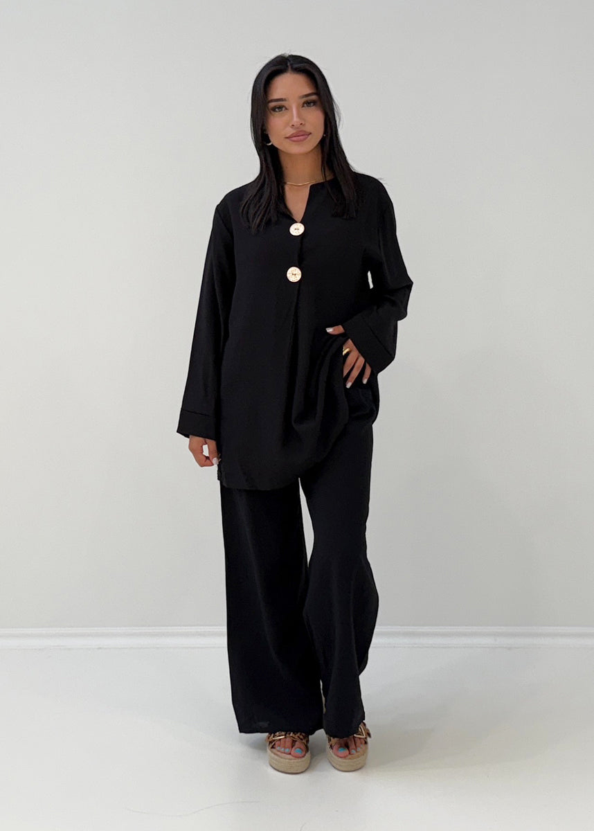 Zweiteiler mit Zierknöpfen