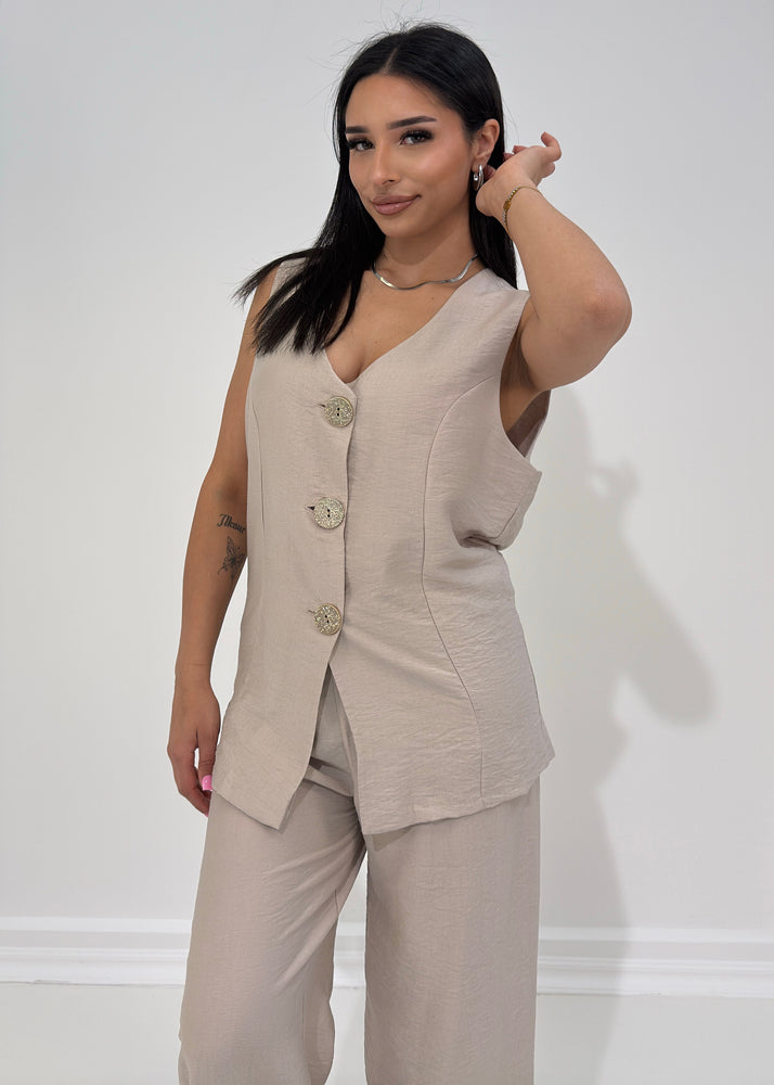 Ärmelloser Zweiteiler mit goldenen Knöpfen