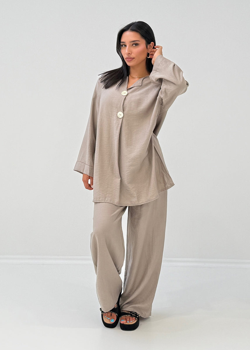 Zweiteiler mit Zierknöpfen