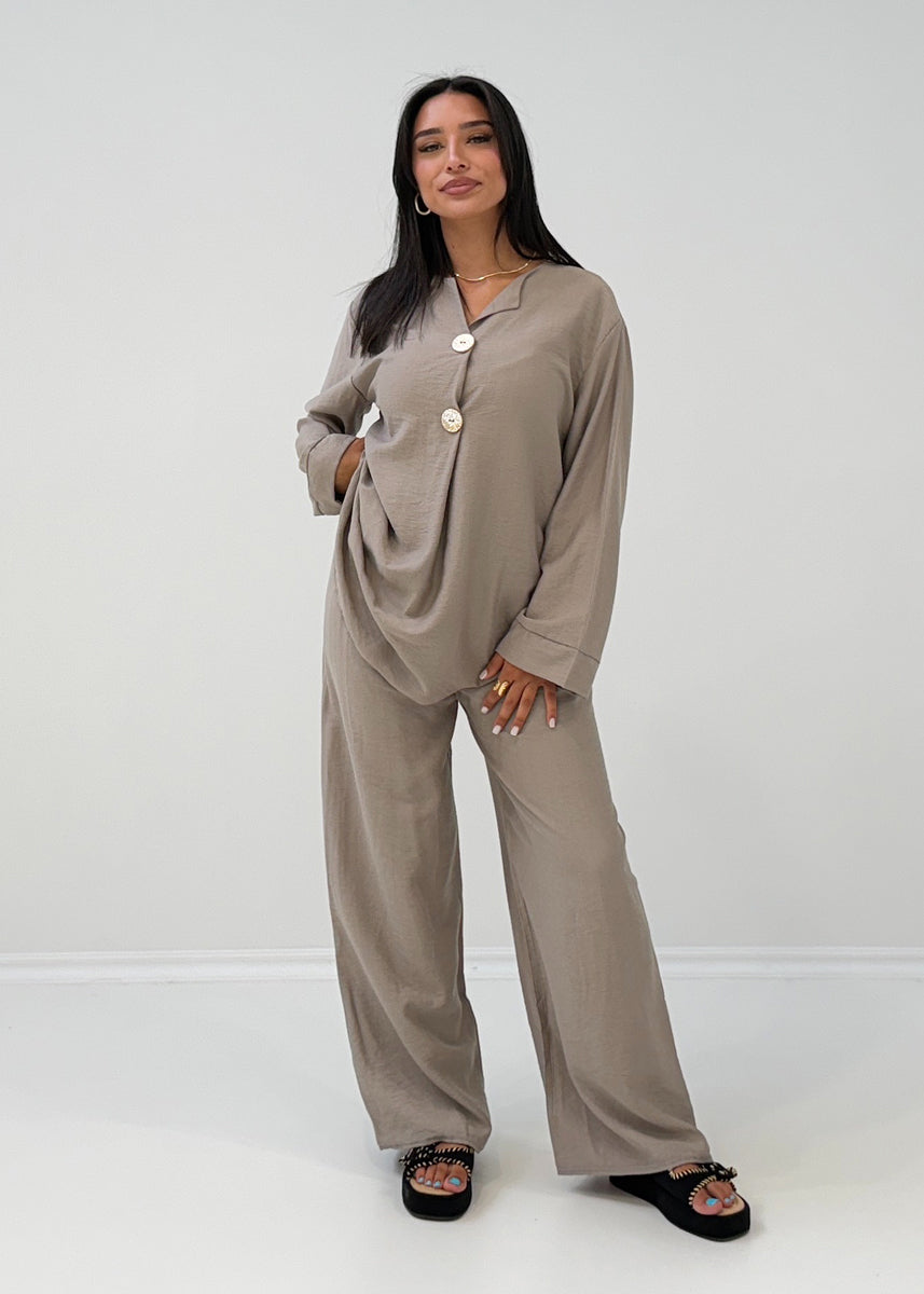 Zweiteiler mit Zierknöpfen