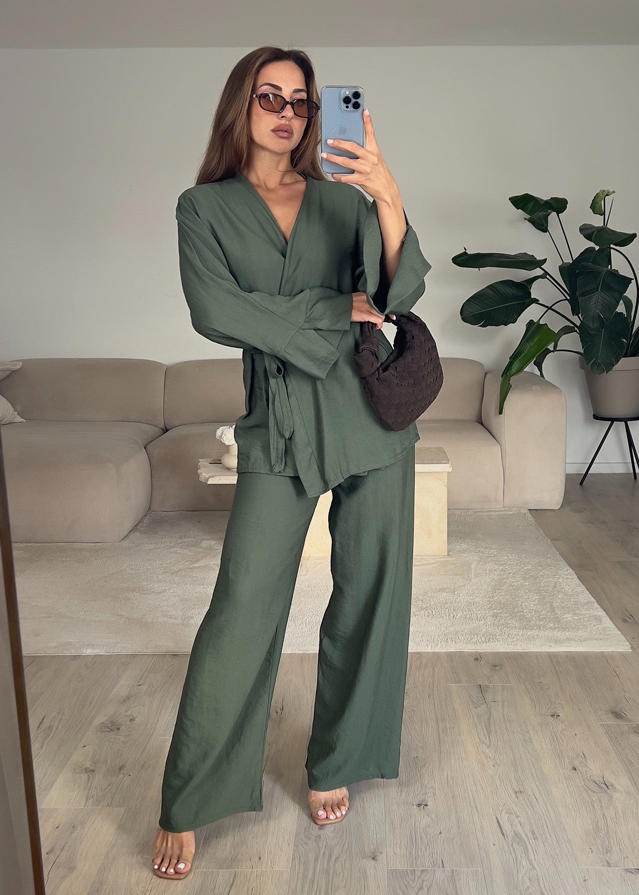 Modell trägt einen Basic-Zweiteiler in Wickeloptik in Khaki – bestehend aus Wickeloberteil und weiter Hose