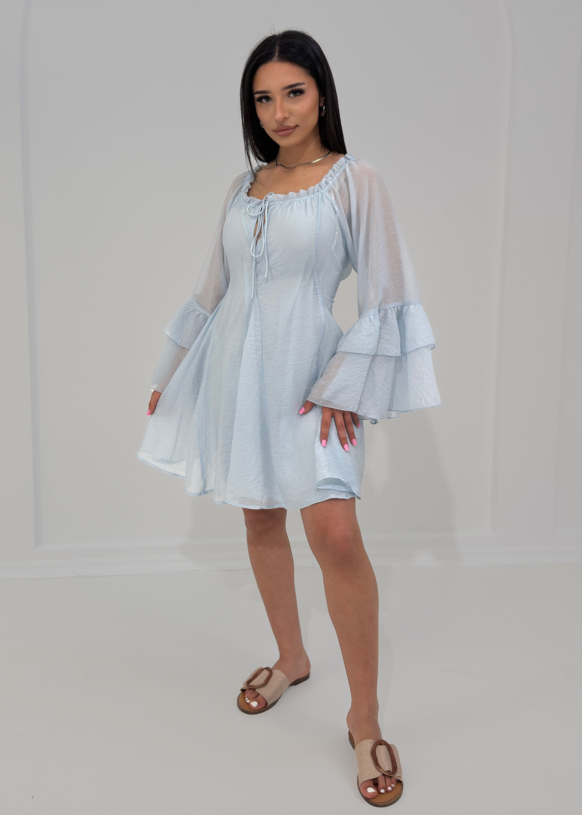 Kurzes Boho-Kleid mit Volantärmeln in Hellblau – luftiger Schnitt mit Bindeband am Ausschnitt, ideal für den Sommer