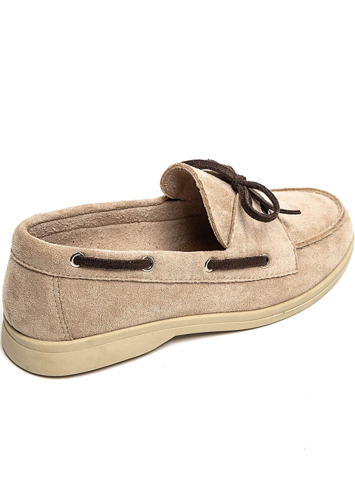 Beige Bootsschuhe in Wildlederoptik mit braunen Schnürsenkeln