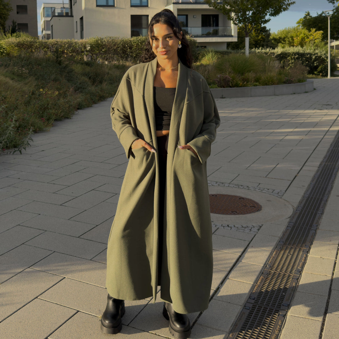 Modell präsentiert langen Damenmantel in modernem Streetstyle | NAHA