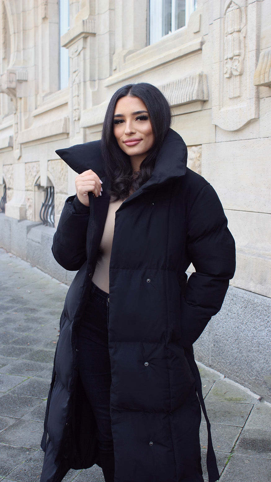 Damen lange Winterjacke in Schwarz – Detailansicht offen getragen – NAHA