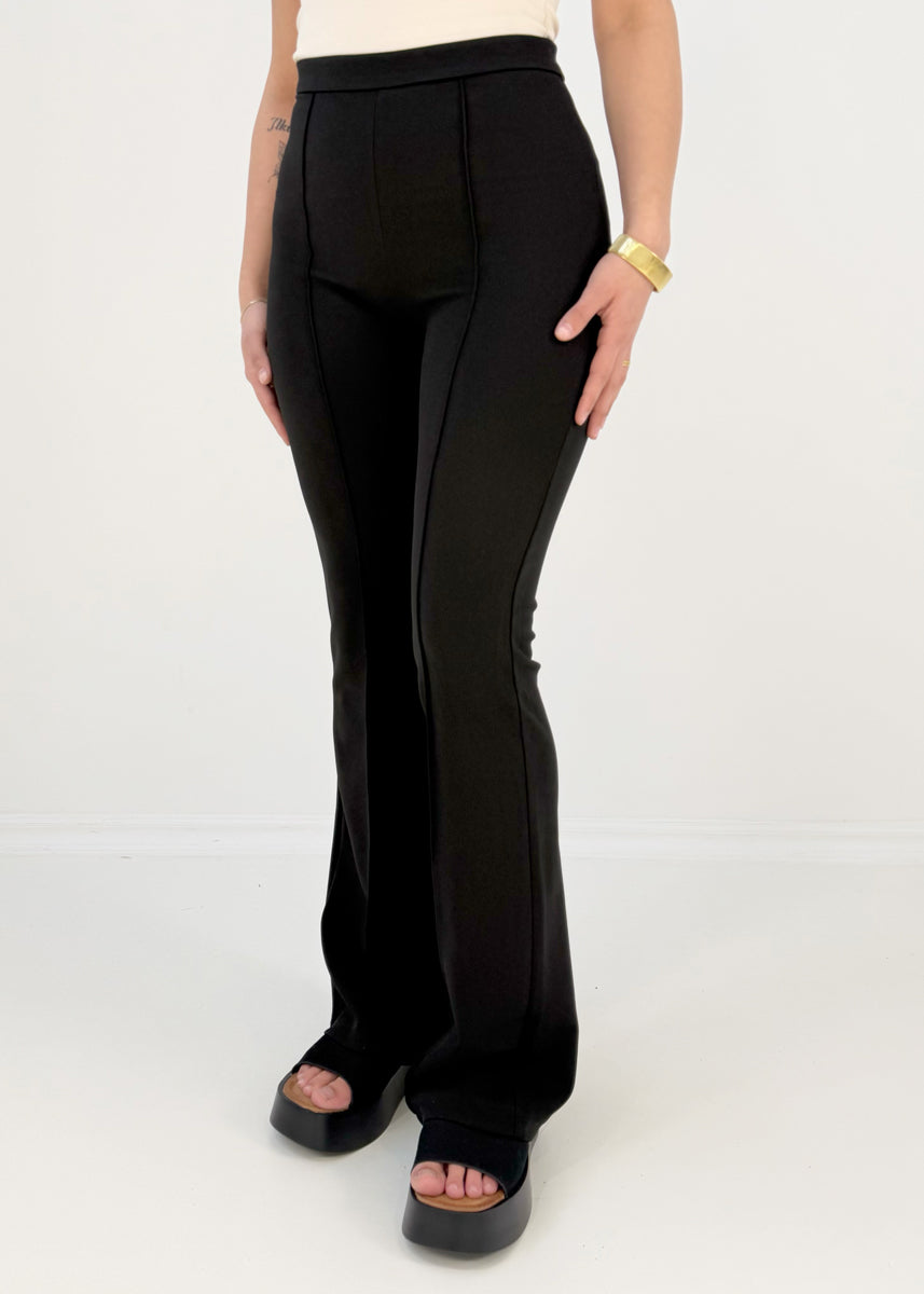 Hose mit Schlag und Nahtdetails