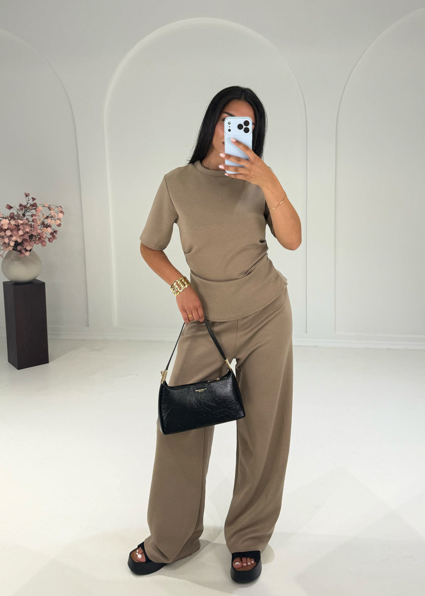 Zweiteiler Set mit gerafftem T-Shirt & weiter Hose – Taupe