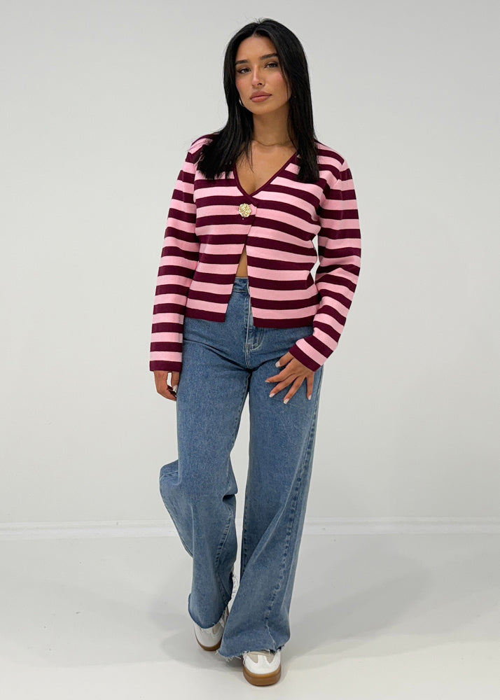 Gestreiftes Oberteil mit tiefem V-Ausschnitt und glänzendem Zierknopf, getragen zu Hose in Wildlederoptik