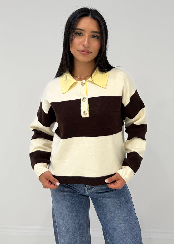 Sweatshirt mit breiten Blockstreifen und Hemdkragen, getragen von Modell in Jeans