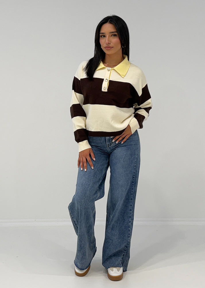 Sweatshirt mit breiten Blockstreifen und Hemdkragen, getragen von Modell in Jeans