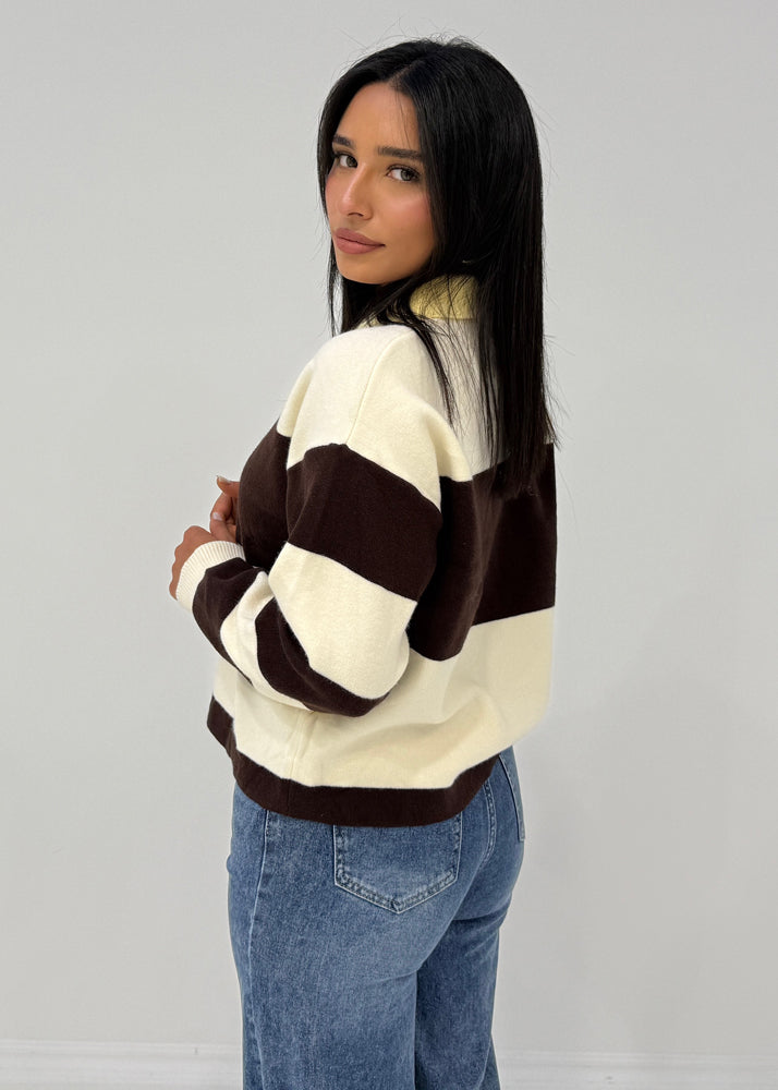 Sweatshirt mit breiten Blockstreifen und Hemdkragen, getragen von Modell in Jeans