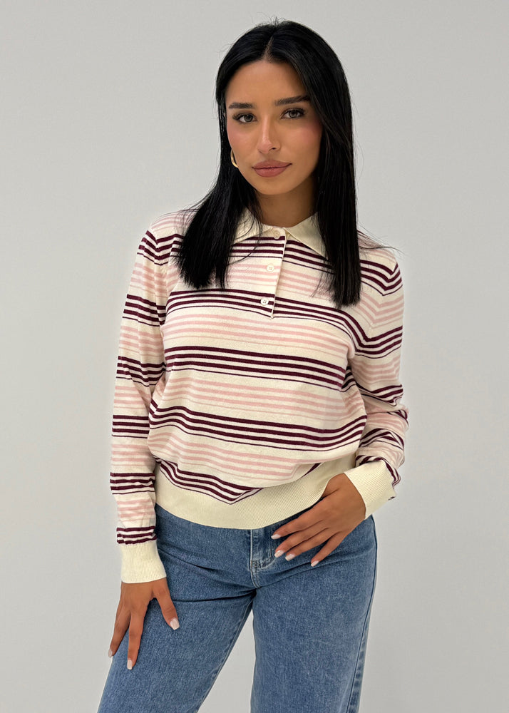 Sweatshirt mit Streifen, Knopfleiste und Kragen, getragen von Modell in Jeans