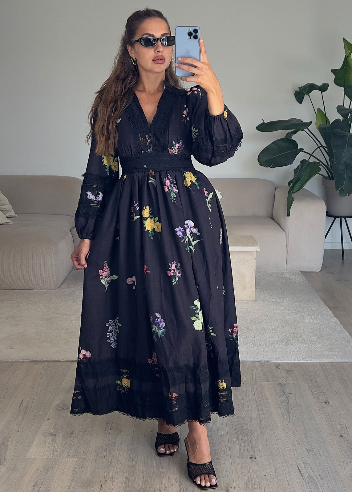 Spitzenkleid mit Blumenmuster