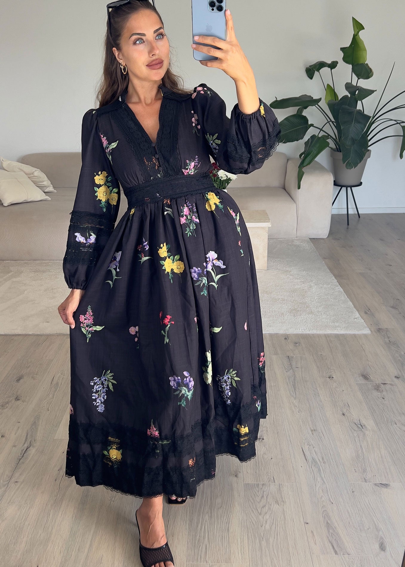 Spitzenkleid mit Blumenmuster