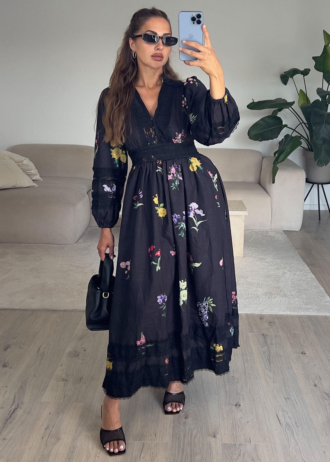 Spitzenkleid mit Blumenmuster