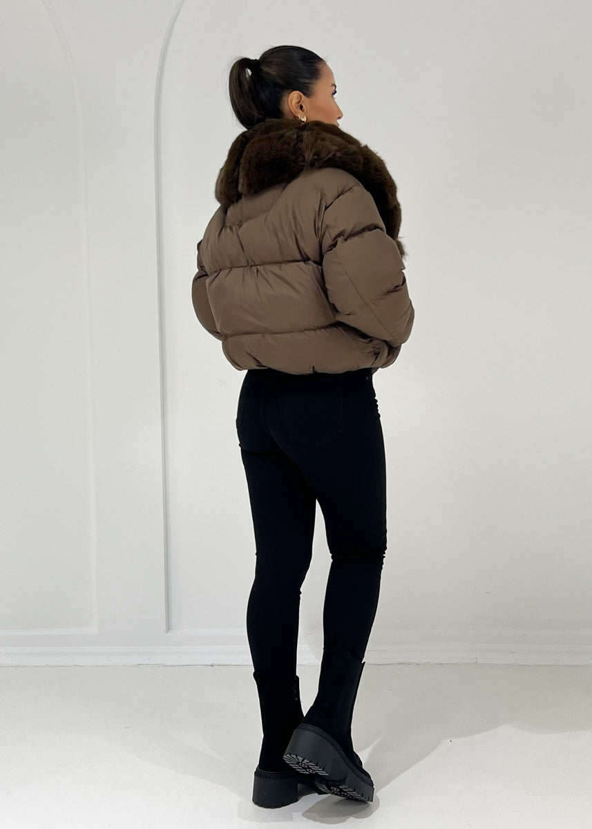 Kurze Steppjacke mit Kunstfellkragen