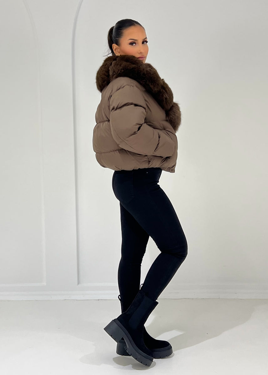 Kurze Steppjacke mit Kunstfellkragen