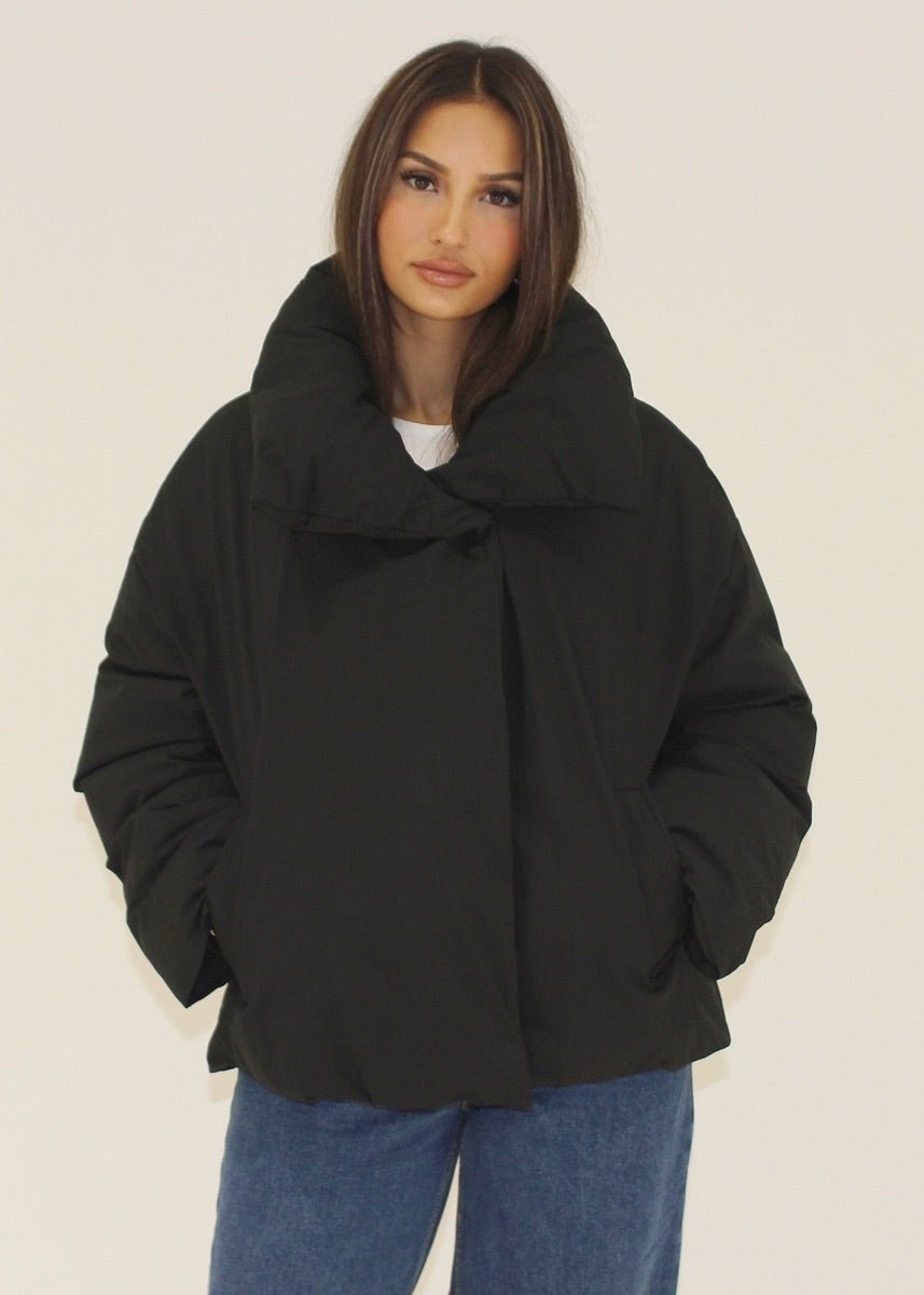 Kurze Jacke mit hohem Kragen - NAHA
