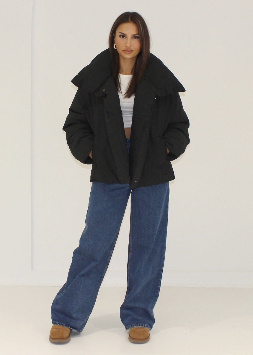 Kurze Jacke mit hohem Kragen - NAHA