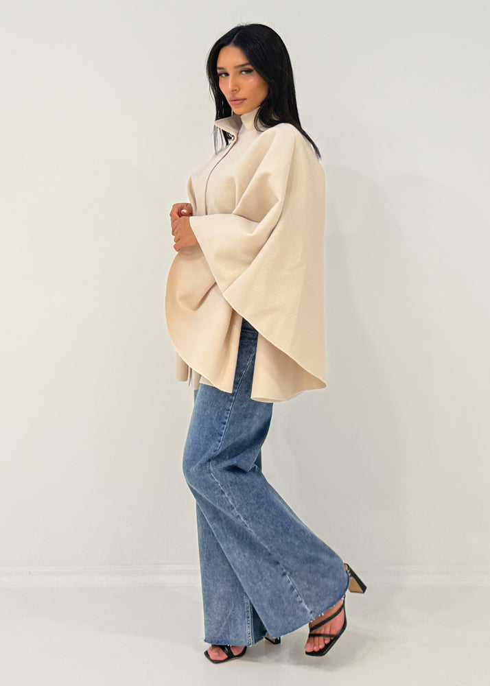 Kurzer Mantel mit Gürtel