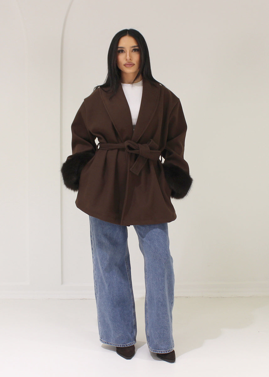 Kurzer Mantel mit Kunstfellmanschetten