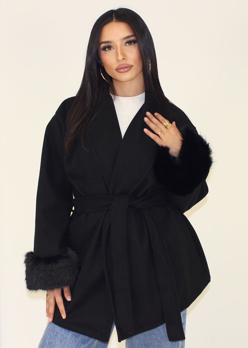 Kurzer Mantel mit Kunstfellmanschetten