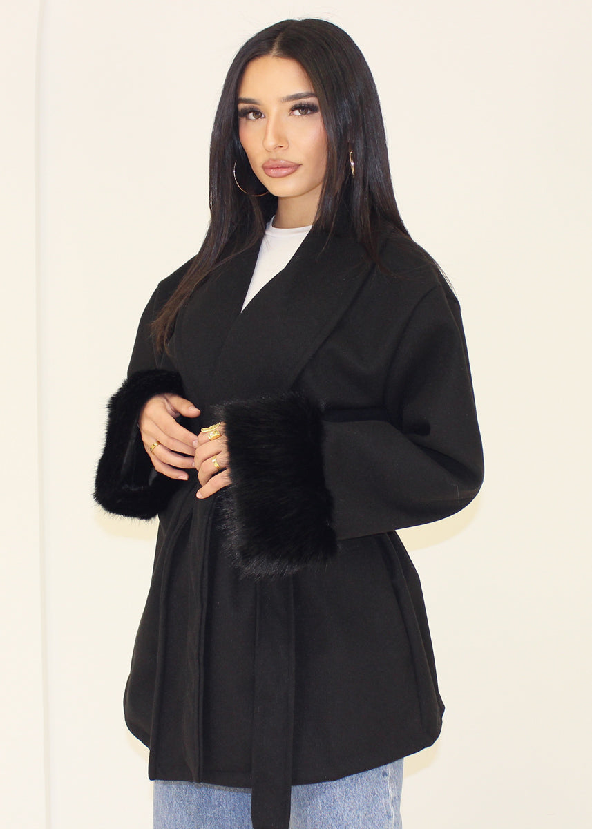 Kurzer Mantel mit Kunstfellmanschetten