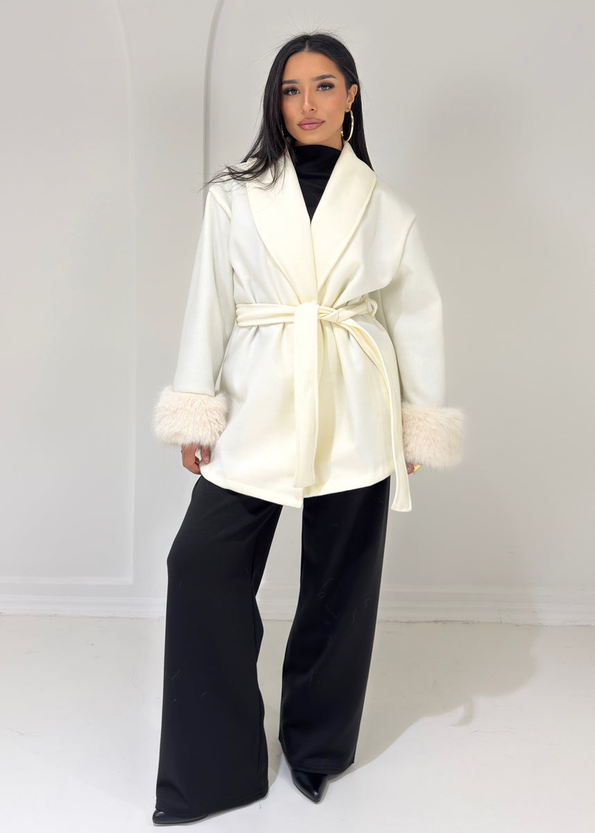 Kurzer Mantel mit Kunstfellmanschetten