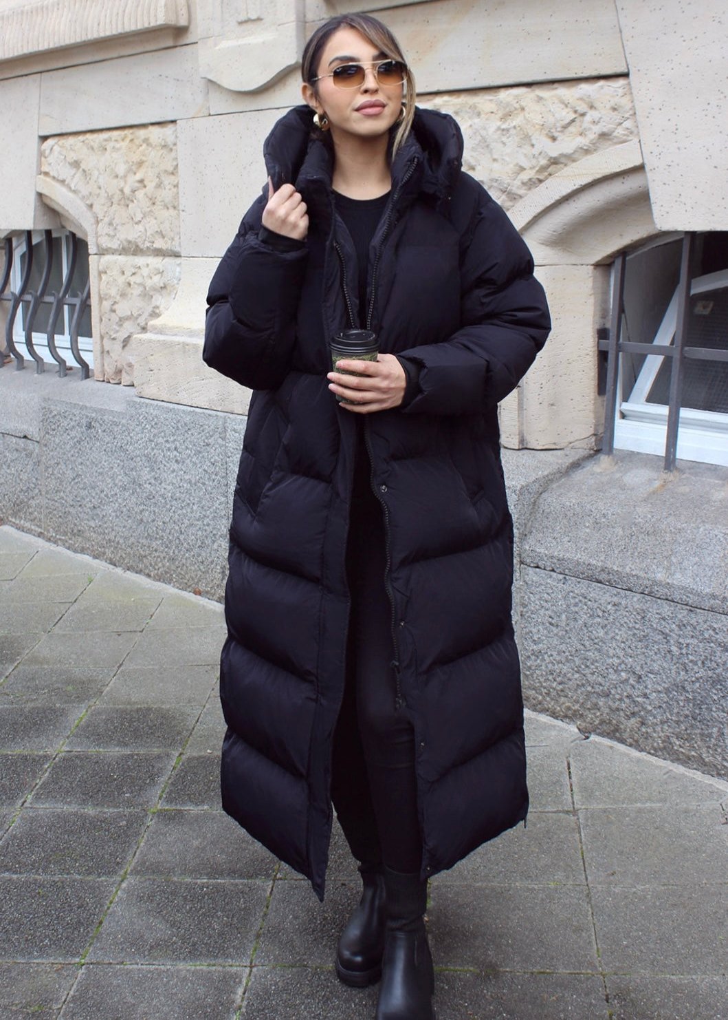 Langer Steppmantel mit Kapuze