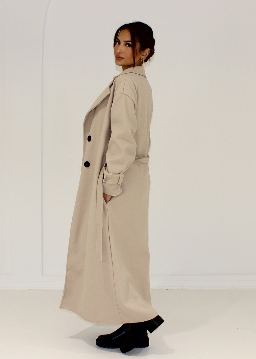 Langer Mantel mit Knöpfen