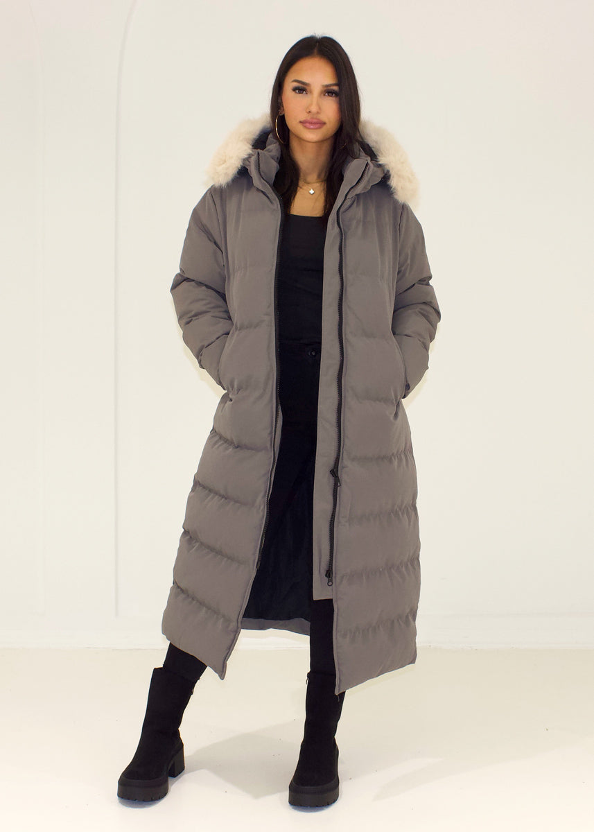 Langer Winterparka mit Fellkapuze