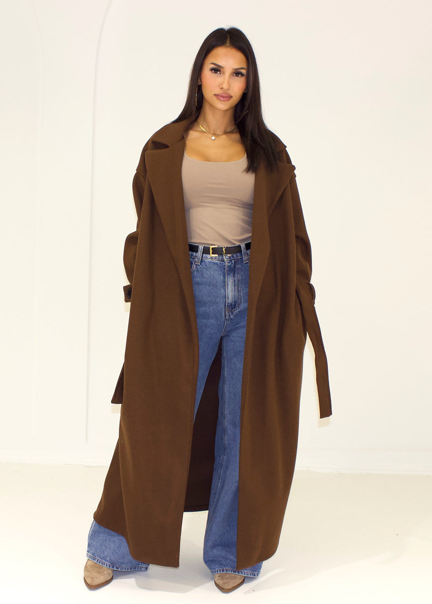 Langer Mantel mit Gürtel
